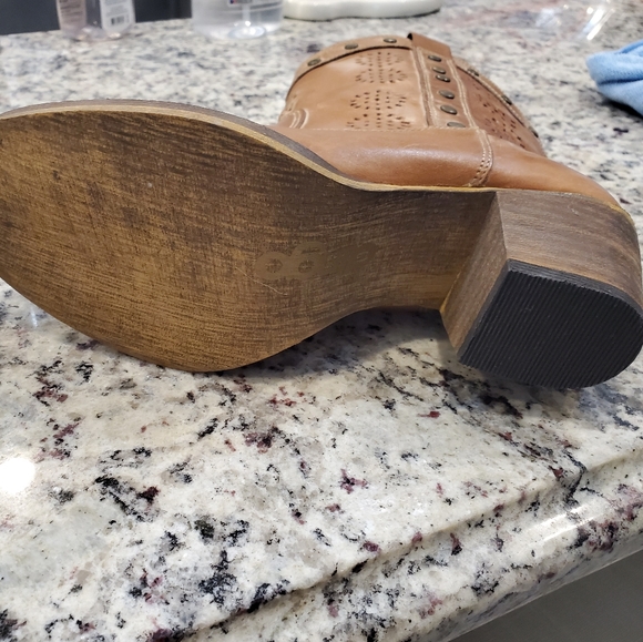 Distressed Dingo Boots - Picture 10 of 10